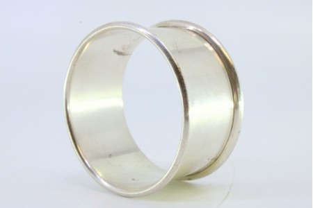 Argola de guardanapo em prata lisa com frisos na envolvência